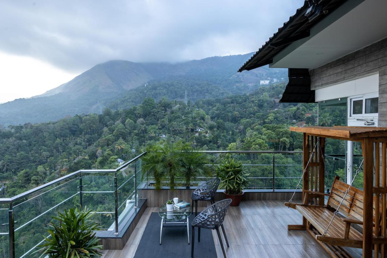 The Panoramic Getaway Hotel Munnar Ngoại thất bức ảnh View of the mountain from the balcony of a house in the village