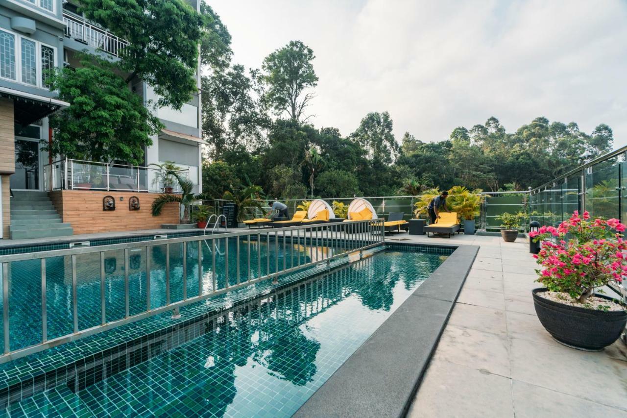 The Panoramic Getaway Hotel Munnar Ngoại thất bức ảnh The swimming pool at the hotel